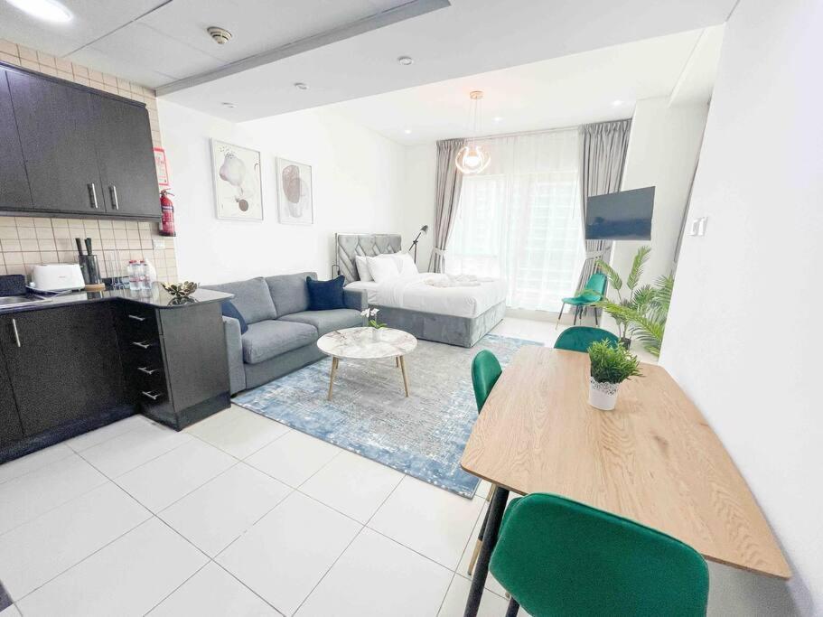 Royal Oceanic In Jbr By Happy Season Apartment